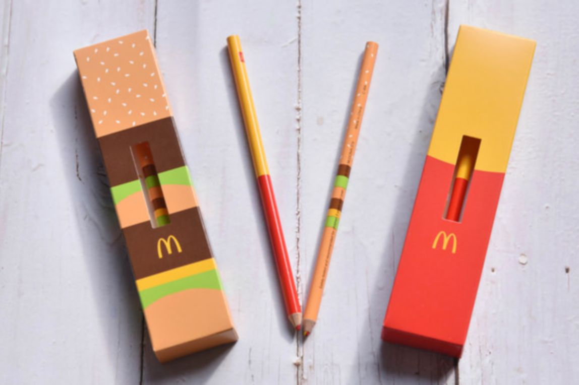 麥當勞「暖心文具-雙色鉛筆」 紅黃雙色筆芯，只要在「歡樂送」APP或網路訂餐，單筆消費滿250元就送，快來感受雙色鉛筆迷人的手寫風潮。