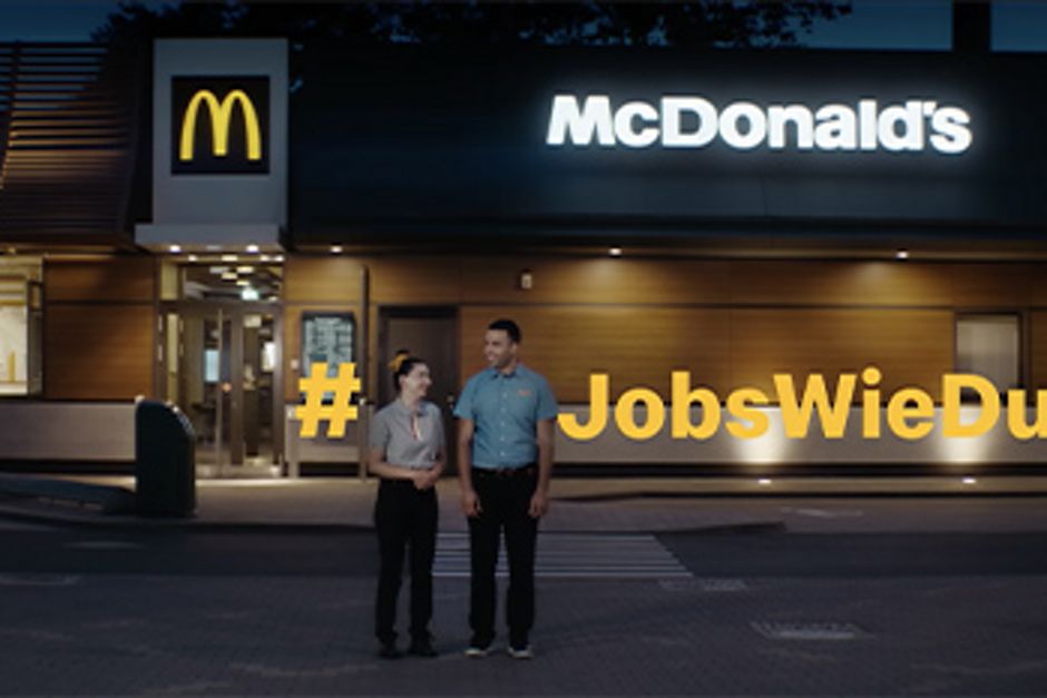 Zwei Personen vor einer McDonald's Filiale mit dem Hashtag #JobsWieDu