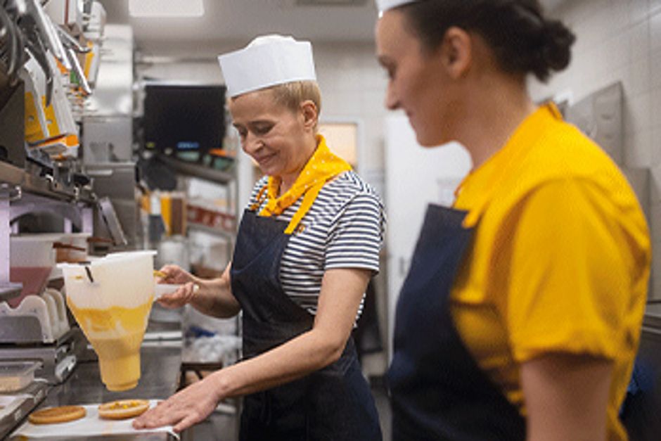Zwei Mitarbeiterinnen in einer McDonalds-Küche