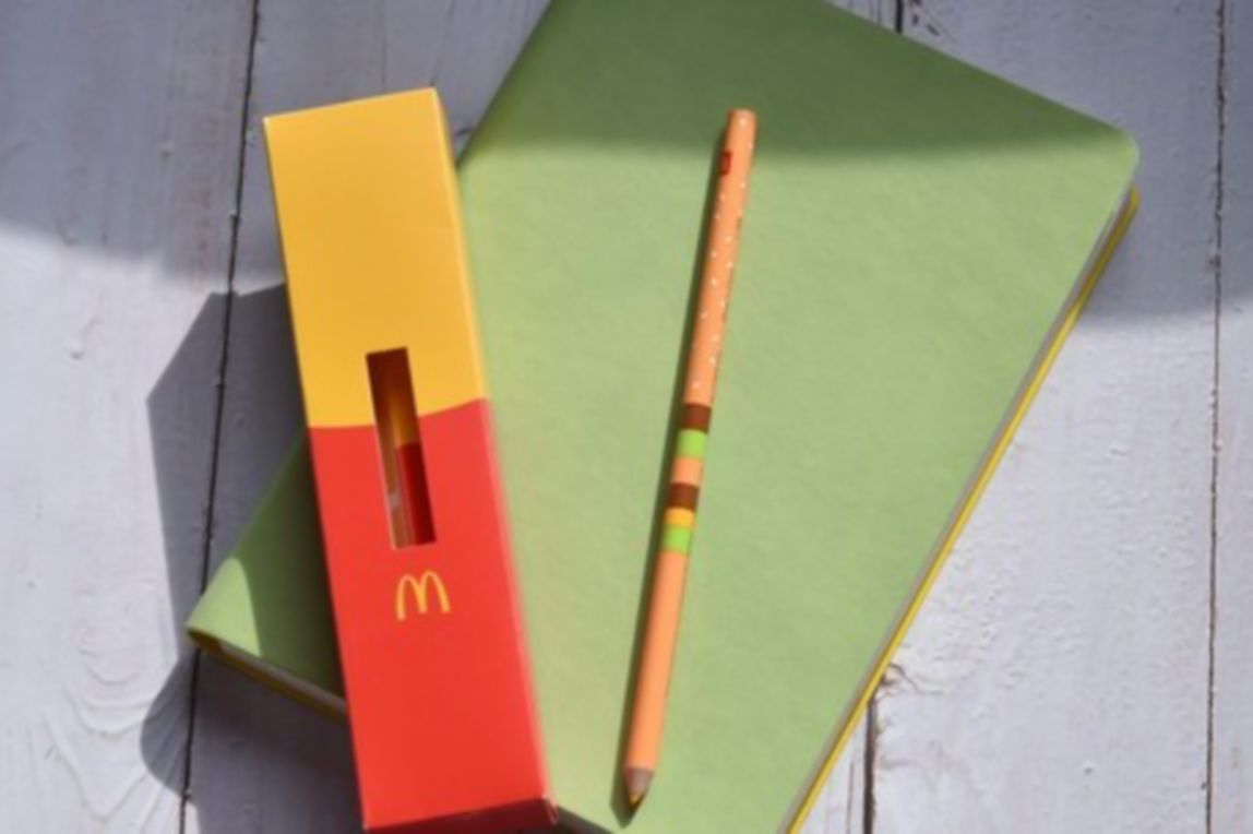 麥當勞歡樂送限量滿額禮「暖心文具-雙色鉛筆」，鮮明可愛的設計令人愛不釋手，只送不賣的獨家款式，不但適合文具迷收藏，也是聖誔交換禮物的好選擇。