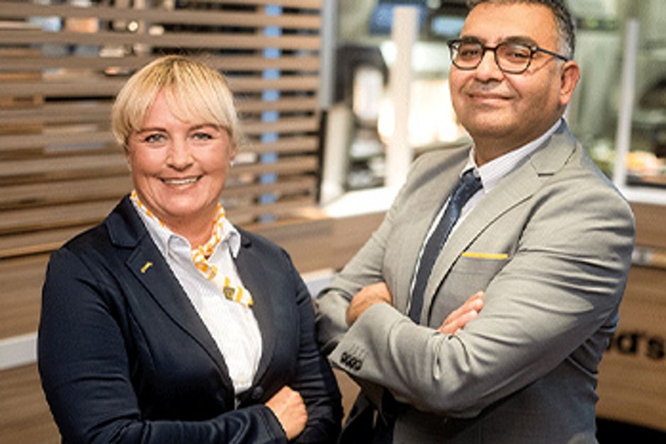 Foto einer weiblichen Führungskraft in einem Restaurant