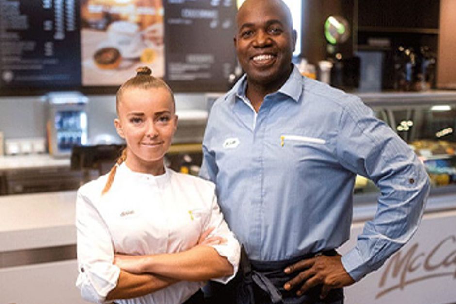 Foto einer Auszubildenen mit ihrem Ausbilder in einem McDonald's-Restaurant