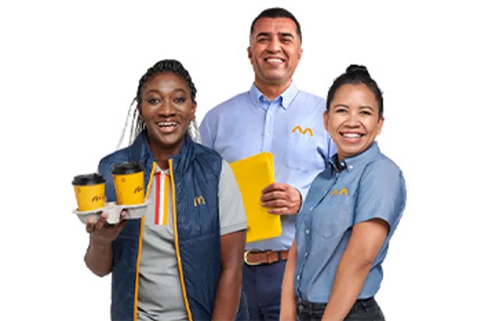 Bild von drei McDonalds-Mitarbeiter:innen in unterschiedlichen Karrierestufen.
