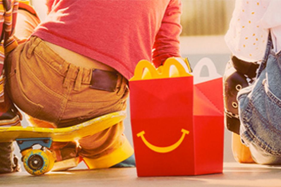 Bild von enem Kind auf einem Skateboard mit einem Happy Meal