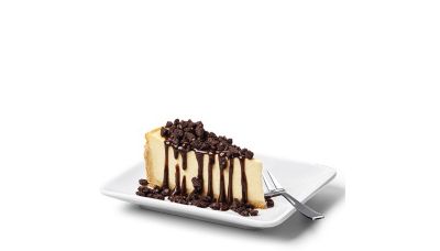N.Y. Style Cheesecake mit OREO®-Topping und Schoko-Sauce