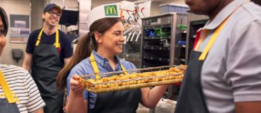 Mitarbeiterin bereitet Chicken Nuggets zu