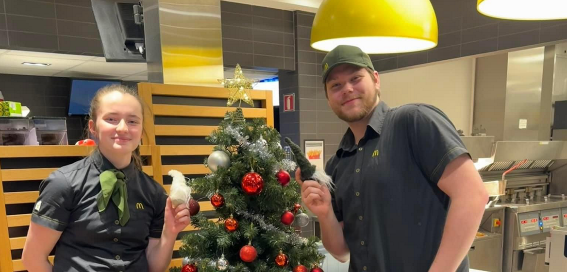 Kvinne holder opp en diplom