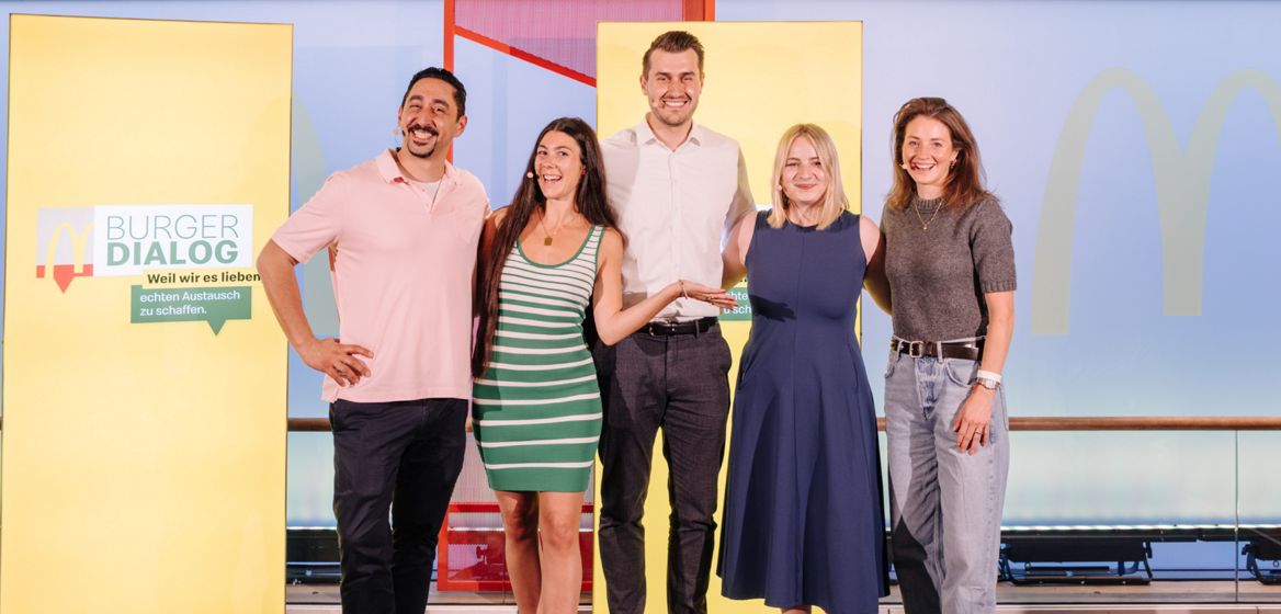 Fünf Personen, darunter Johanna Börgermann (Jusos/SPD), Julian Joswig (MdB, BÜNDNIS 90/DIE GRÜNEN), Clara von Nathusius (Junge Union/CDU) und Rapper Eko Fresh, posieren fröhlich lächelnd zusammen vor der Kamera.