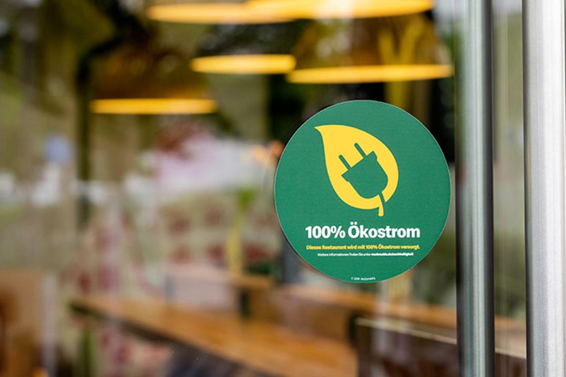 Aufkleber "100% Ökostrom" auf Glasscheibe