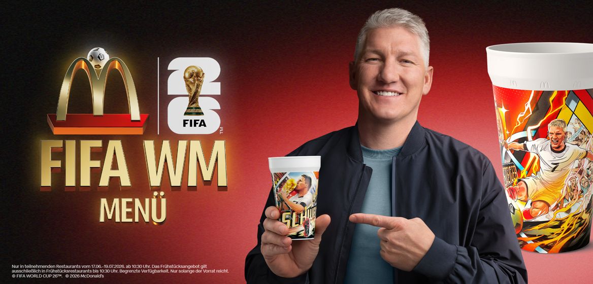Links steht "FIFA WM Menü" unter den Logos von McDonald’s und FIFA World Cup 26, rechts daneben hält Bastian Schweinsteiger einen Cup mit ihm abgebildet hoch, neben ihm noch ein Cup mit einer anderen Schweinsteiger-Abbildung. Als Legal Line ergänzt: "Nur in teilnehmenden Restaurants vom 17.06.-19.07.2026 ab 10:30 Uhr. Das Frühstücksangebot gilt ausschließlich in Frühstücksrestaurants bis 10:30 Uhr. Begrenzte Verfügbarkeit. Nur solange der Vorrat reicht. © FIFA WORLD CUP 26™. © 2026 McDonald’s".