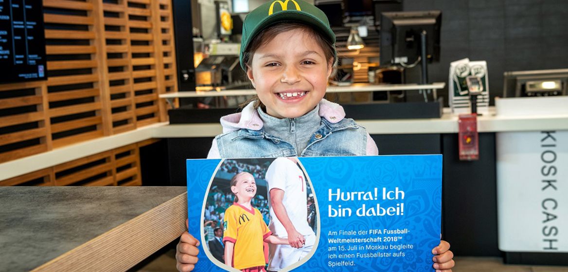 Gulia Ferraro (7) darf als Player Escort an den Fussball WM Final nach Russland. Ihr Vater Michael Ferraro wir sie dorthin begeleiten.