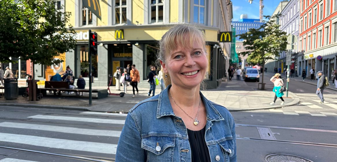 Ei kvinne i jeans står utenfor McD