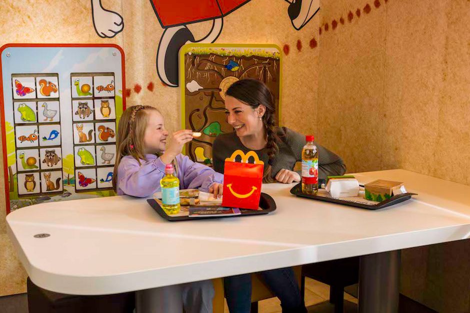 Mutter und Tochter, die gemeinsam ein Happy Meal essen