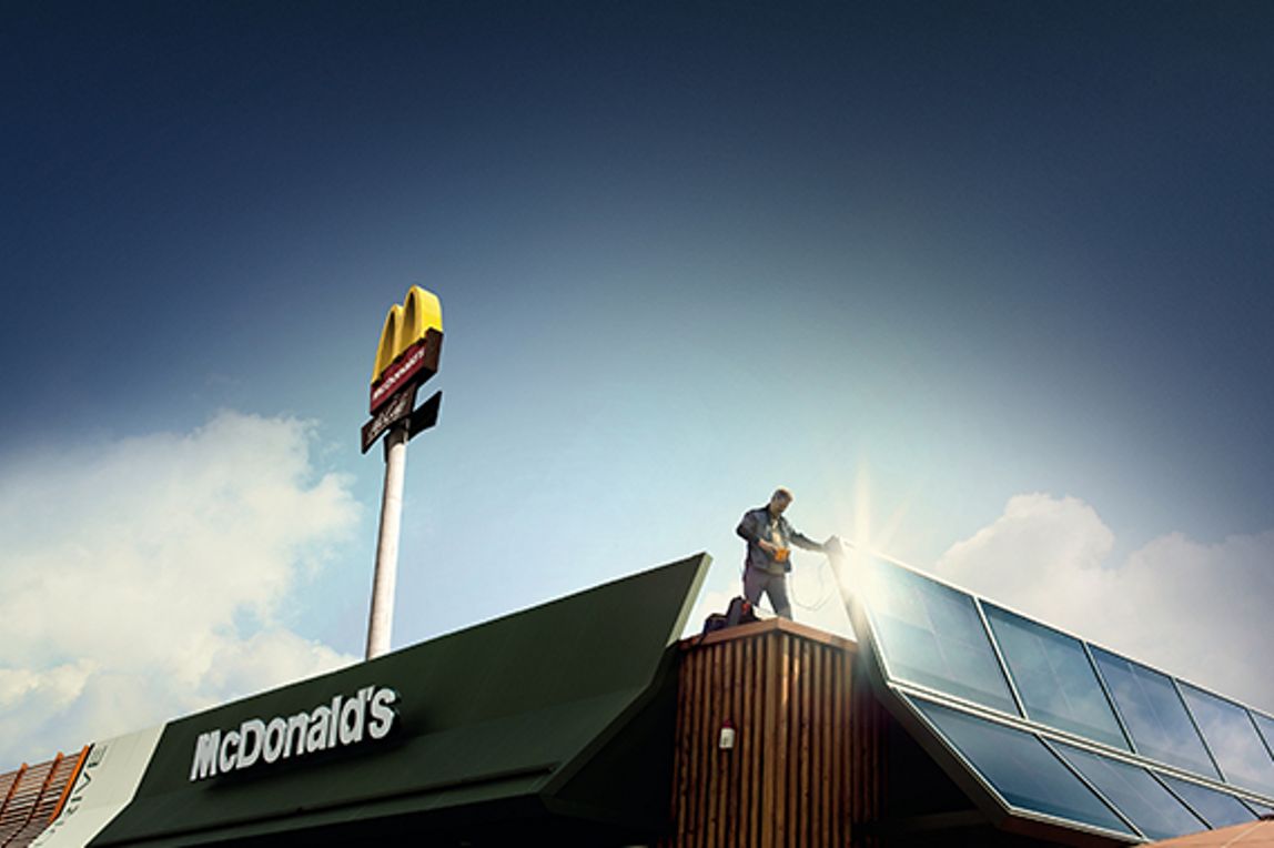 Techniker prüft die Solaranlage auf dem Dach eines McDonald's Restaurants