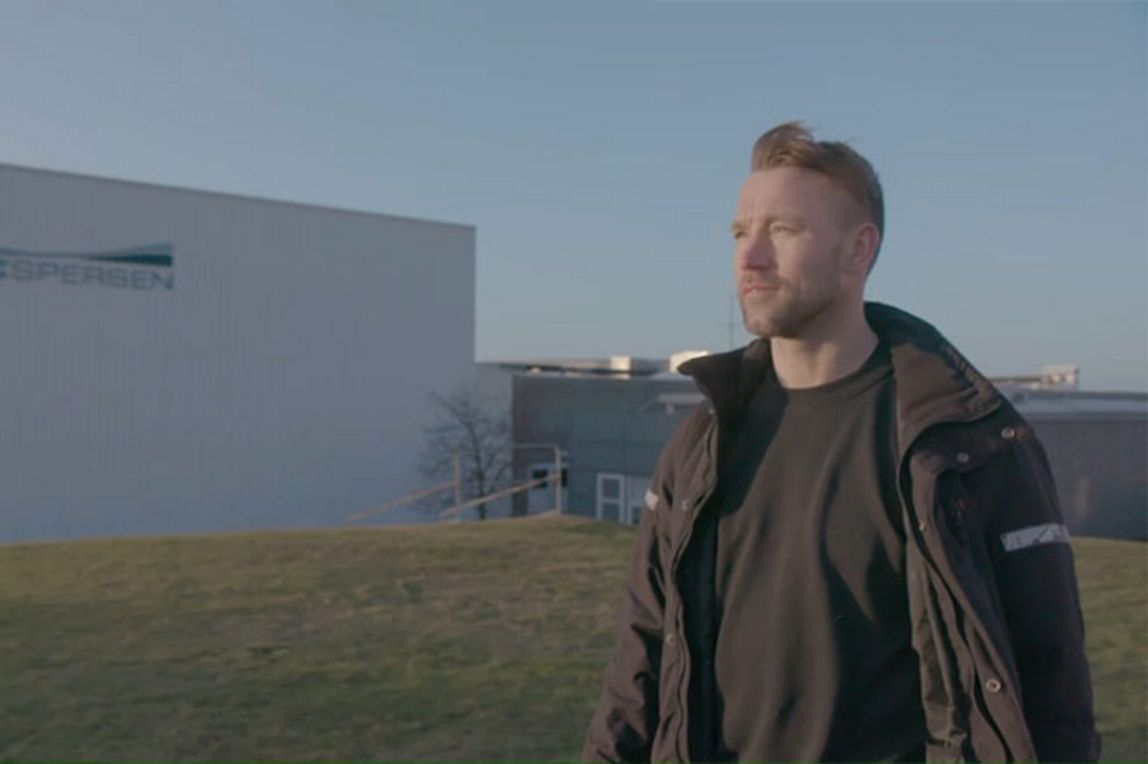 Stig Nielsen, Leiter des Werk in Hasle auf Bornholm, vor dem Firmengelände