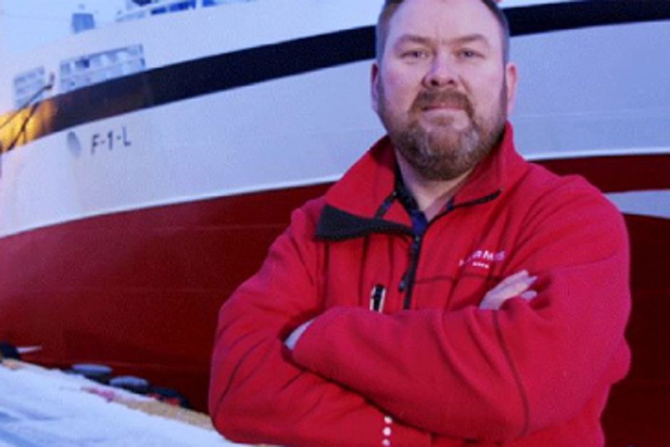 Alex Olsen, bei Espersen zuständig für Nachhaltigkeit, vor dem Schiff Hermes