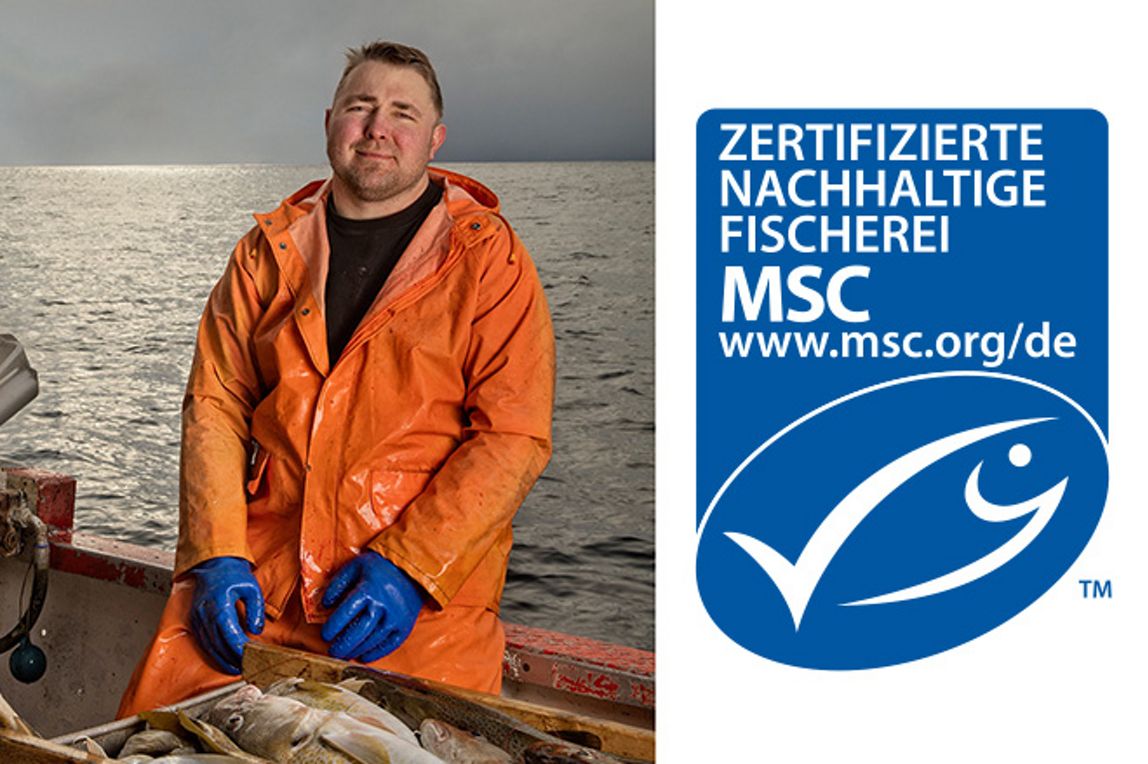 Alex Olsen, bei Espersen zuständig für Nachhaltigkeit, im Regenmantel auf Deck der Hermes.