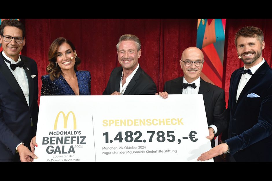 Präsentation der Scheckübergabe zur Spendengala 2024