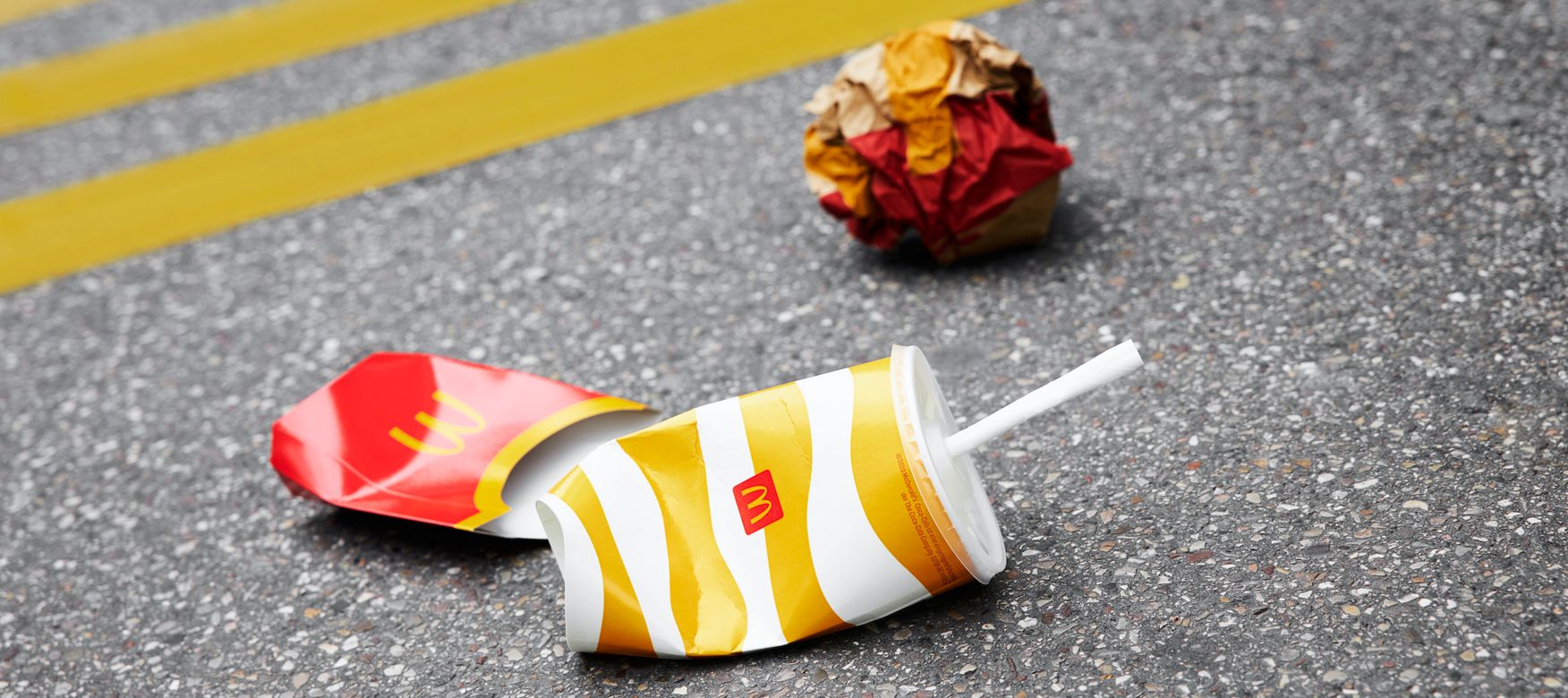 Abbildung von zertretener Verpackung auf dem Boden