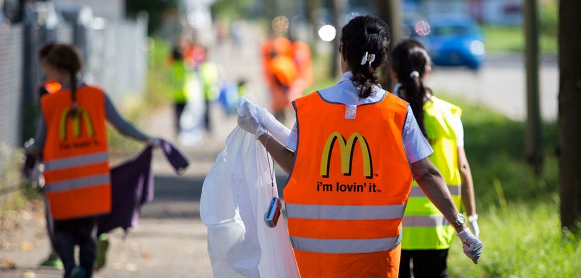 Im Rahmen des nationalen Clean-Up-Day werden schweizweit Ã¼ber 160 Aktionen durchgefuehrt, die ein Zeichen setzen fÃ¼r eine saubere Umwelt und gegen Littering. Im Bild: Aufraeumaktion mit McDonald's in Regensdorf, am 21. September 2013. (PHOTOPRESS/ Dominik Baur)