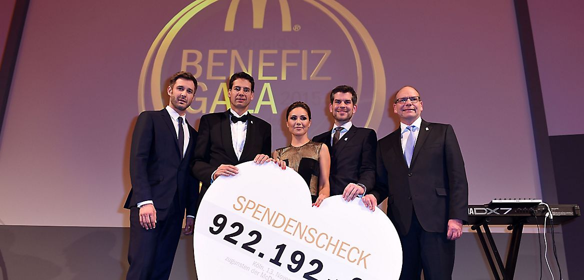 Spendenscheck 
McDonald's Benefiz Gala 2015 - Von ganzem Herzen Gutes tun im Gürzenich in Köln am 13.11.2015
Foto: BrauerPhotos © S.Brauer fuer Mc Donald's