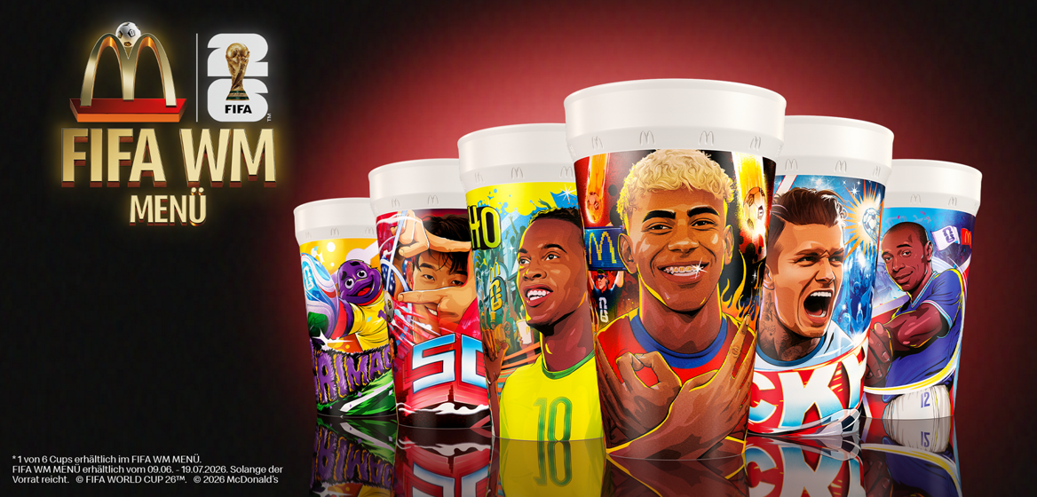 Links steht "FIFA WM Menü" unter den Logos von McDonald’s und FIFA, rechts daneben die sechs verschiedenen Becher mit: Grimace, Heung-Min Son, Ronaldinho Gaúcho, Lamine Yamal, David Beckham, Thierry Henry. Als Legal Line steht "1 von 6 Cups erhältlich im FIFA WM Menü. FIFA WM Menü erhältlich vom 09.06. - 19.07.2026. Solange der Vorrat reicht. © FIFA WORLD CUP 2026™. © 2026 McDonald’s".