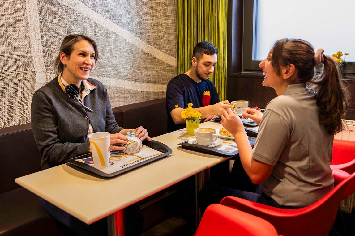 Bild von McDonald's Mitarbeiter:innen beim Essen
