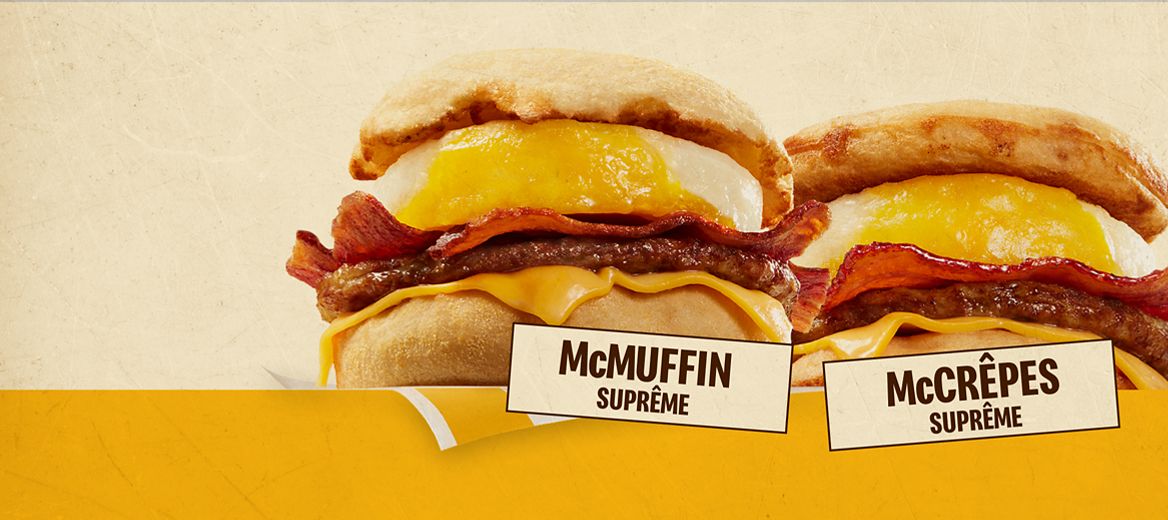 L’image de deux sandwichs-déjeuner. À gauche, le McMuffin Suprême et à droite, le McCrêpes Suprême. En dessous de chacun, on peut lire : « McMuffin® Suprême » et « McCrêpesMD Suprême ».