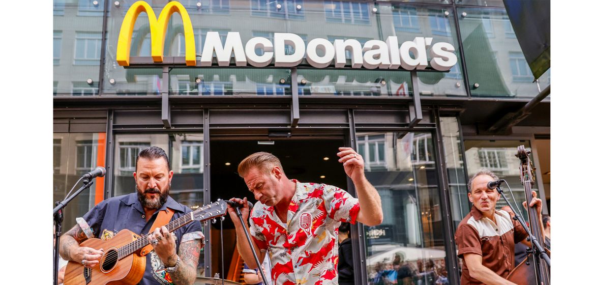 Dick Brave vor einem McDonald's Restaurant