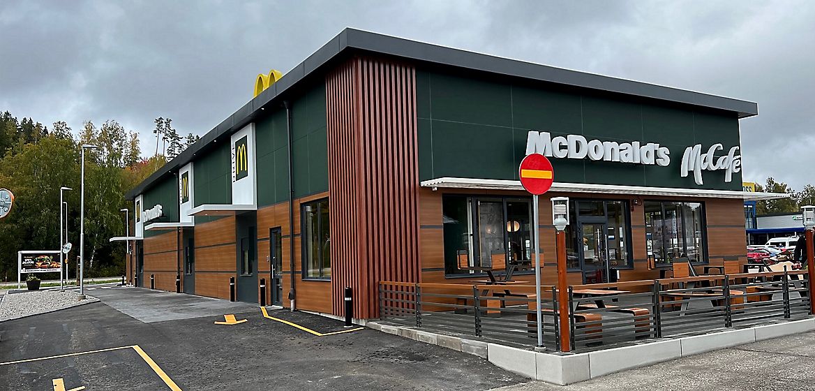 Bild på ny McDonald's restaurang i Borås med McCafé och uteplats. 