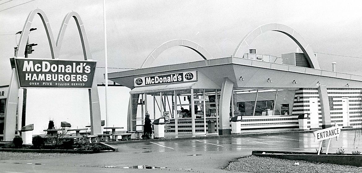 La devanture du premier restaurant McDonald’s et l’enseigne avec des arches