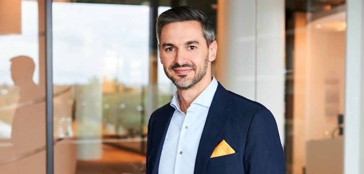 Porträt vom scheidenden Marketingvorstand Tomasz Dębowski