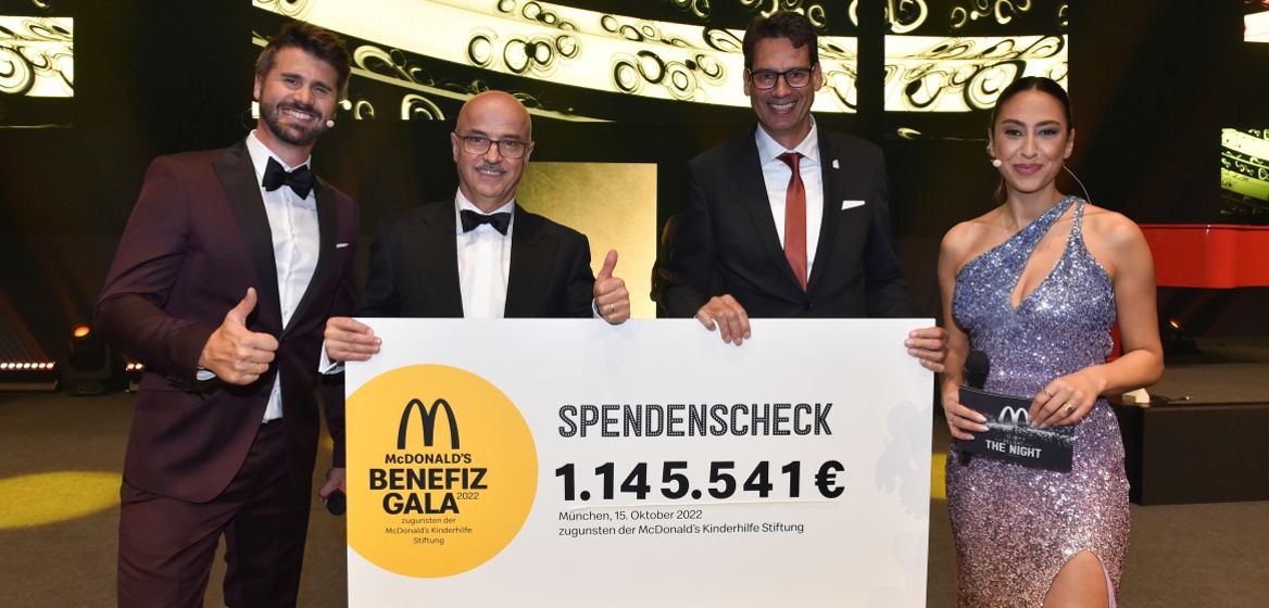 Foto der Übergabe des Spenden-Schecks