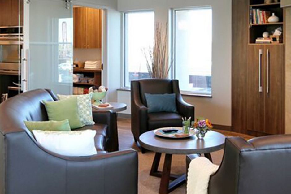 Un salon l'OMRM qui comprend trois canapés, une table basse, une armoire et une étagère