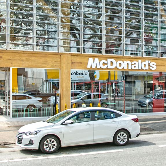 https://s7d1.scene7.com/is/image/mcdonalds/SaoPaulo1%202336x1040:Card-Image-desktop?resmode=sharp2