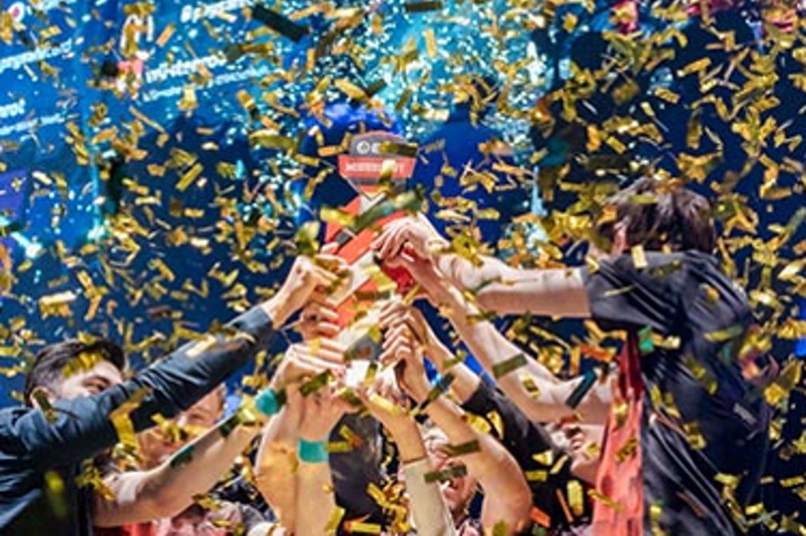 E-Sportler halten die ESL-Meistertrophäe im Konfettiregen in die Höhe
