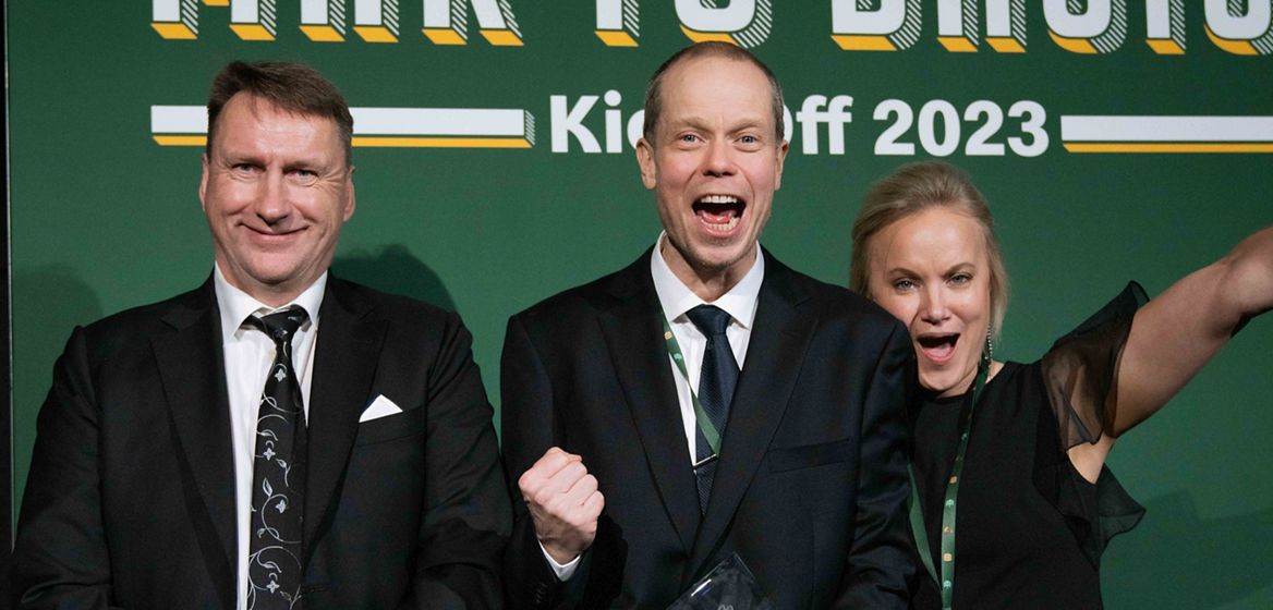 Imatran McDonald’sin yrittäjä Vesa Särkkä, ravintolapäällikkö Jani Repo sekä ravintolajohtaja Laura Kantokivi iloitsevat voitosta Nokia Areenalla.