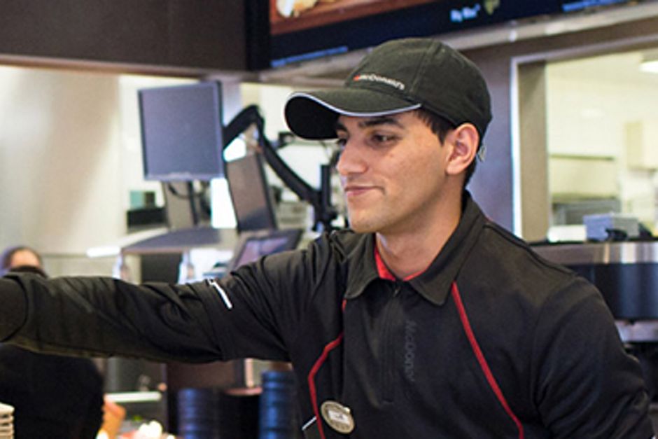 Des employés de McDonald’s qui servent de la nourriture au comptoir