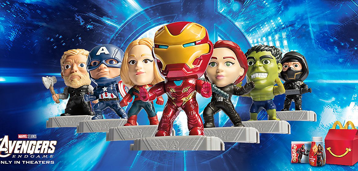 Los juguetes de Avengers de pie frente a un fondo azul, solo en el cine