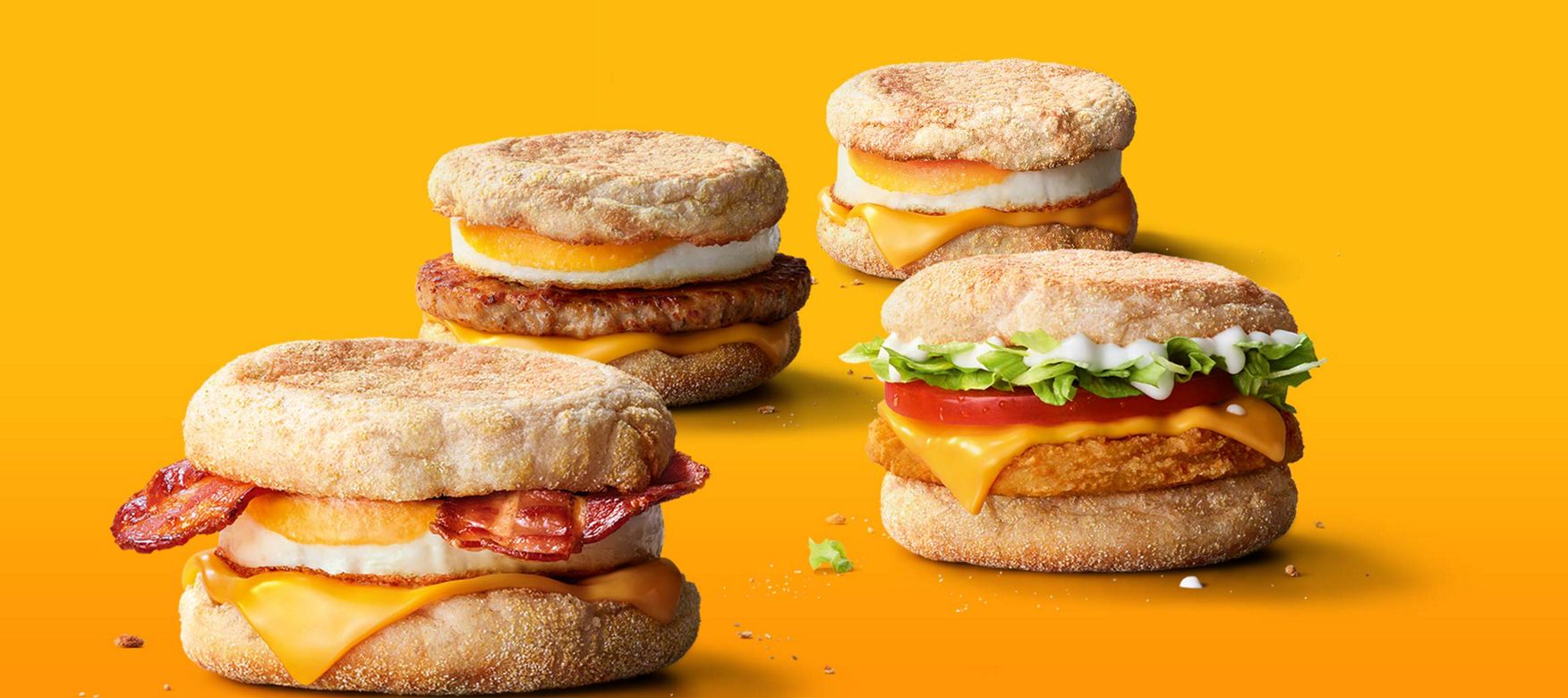Das Bild zeigt den McMuffin® Bacon & Egg, McMuffin® Sausage & Egg, McMuffin® Fresh Chicken und den McMuffin® Egg.