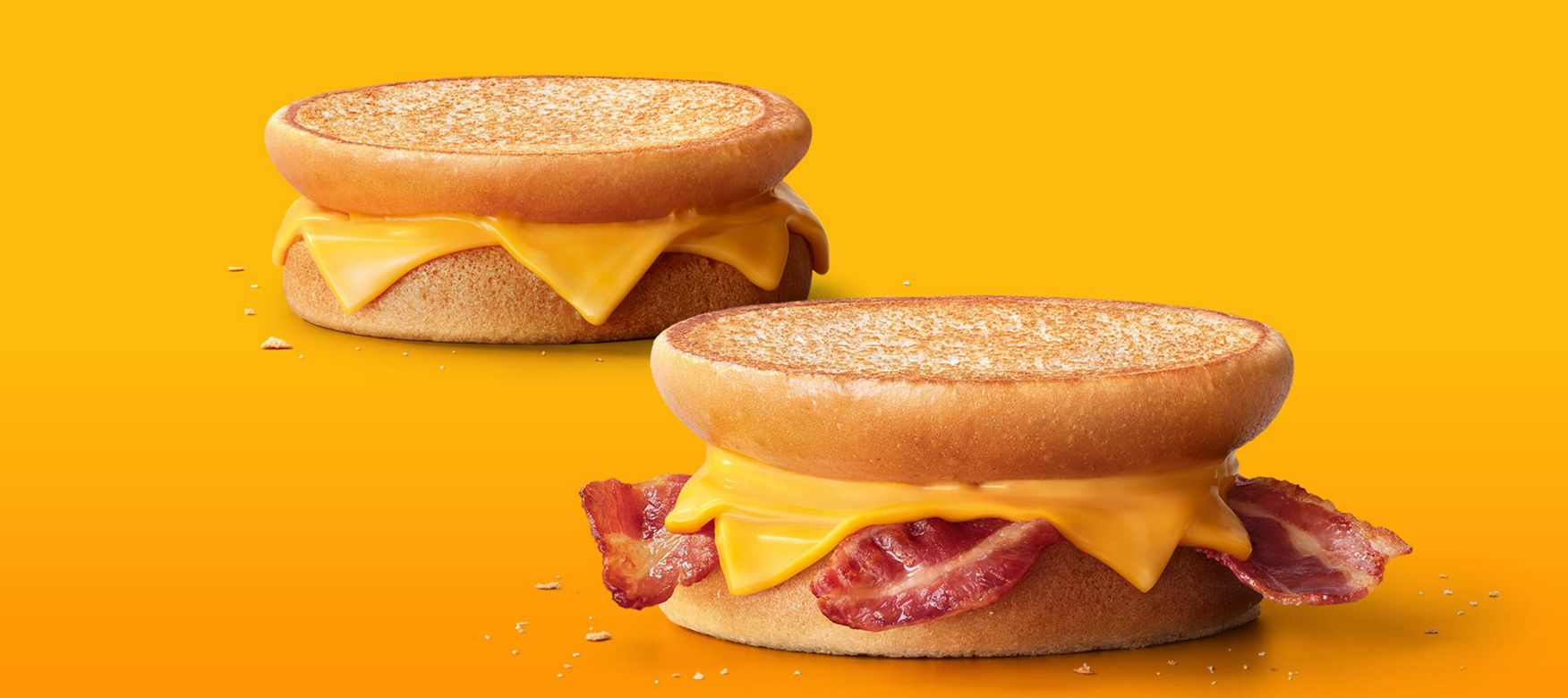Das Bild zeigt den McToast® Cheese und den McToast® Bacon & Cheese.