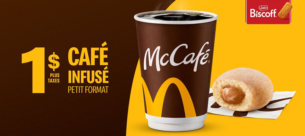 Un café dans un verre sur lequel il est écrit « McCafé® », une bouchée McPops placée à droite et le logo Lotus Biscoff dans le coin supérieur droit. 