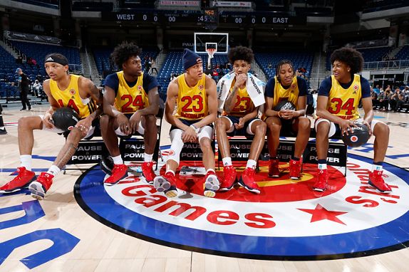 CHICAGO, IL - MARCH 28: McDonalds All Americans from left to right Nick Smith Jr. (14) and Chris Livingston (24) and Jordan Walsh (23) and Dillon Mitchell (23) and Ashlyn Watkins (5) and Ayanna Patterson (34) participate in the Slam Dunk Competition  during the McDonalds High School All American Jam Fest on March 28, 2022 during the Powerade Jam Fest at the Wintrust Arena. Photo by Brian Spurlock/Icon Sportswire)