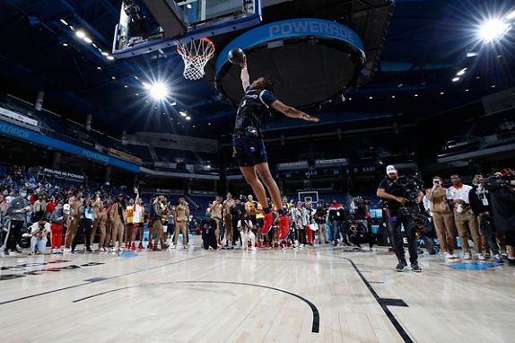 CHICAGO, IL - MARCH 28: McDonalds High School All American Ashlyn Watkins (5) dunks on March 28, 2022 during the Powerade Jam Fest at the Wintrust Arena. Photo by Brian Spurlock/Icon Sportswire)