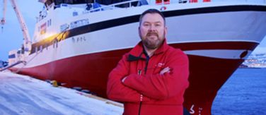 Alex Olsen, bei Espersen zuständig für Nachhaltigkeit vor dem Schiff Hermes