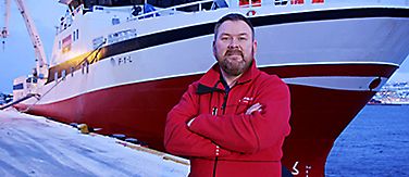 Alex Olsen, bei Espersen zuständig für Nachhaltigkeit vor dem Schiff Hermes