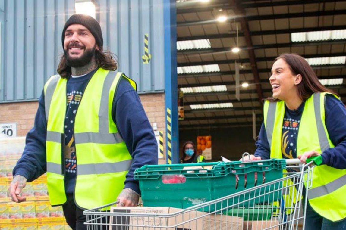 Vicky Pattison and Pete Wicks pushing a trolley with food donations.