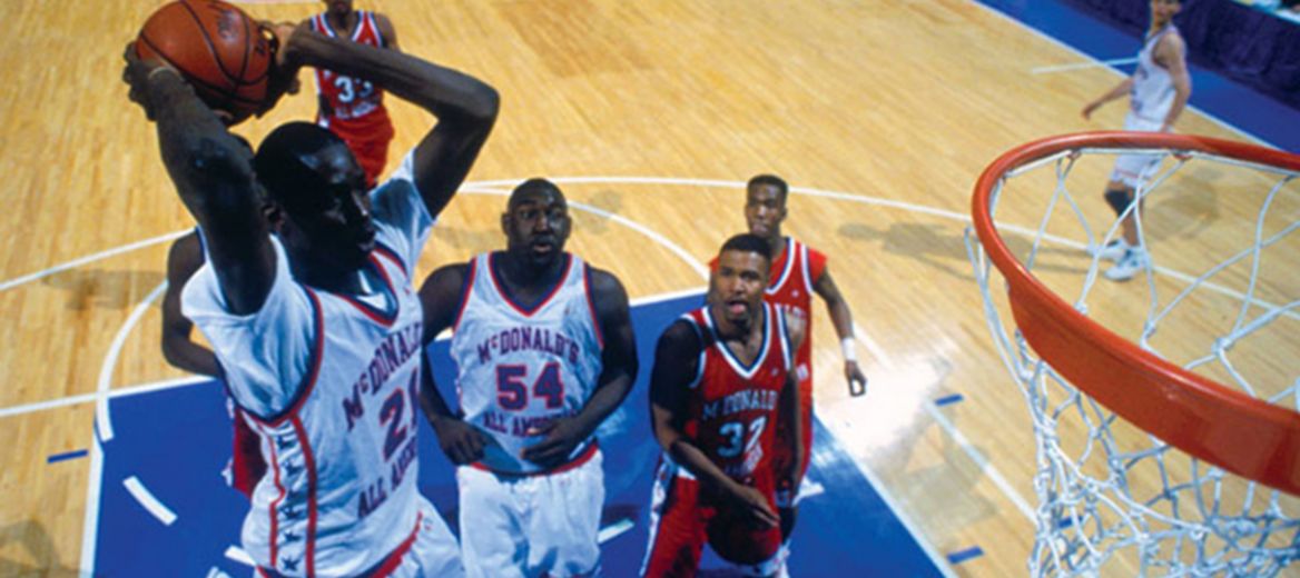 Kevin Garnett (21) sets up for a dunk, Robert Traylor (54) and Ron Mercer (32) watch on, McDonald’s All American Games 1995