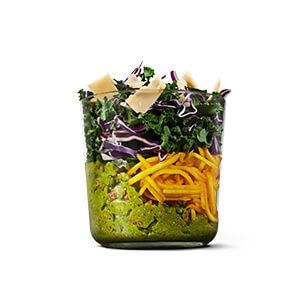 Primörsallad med ramslökpesto och lagrad ost