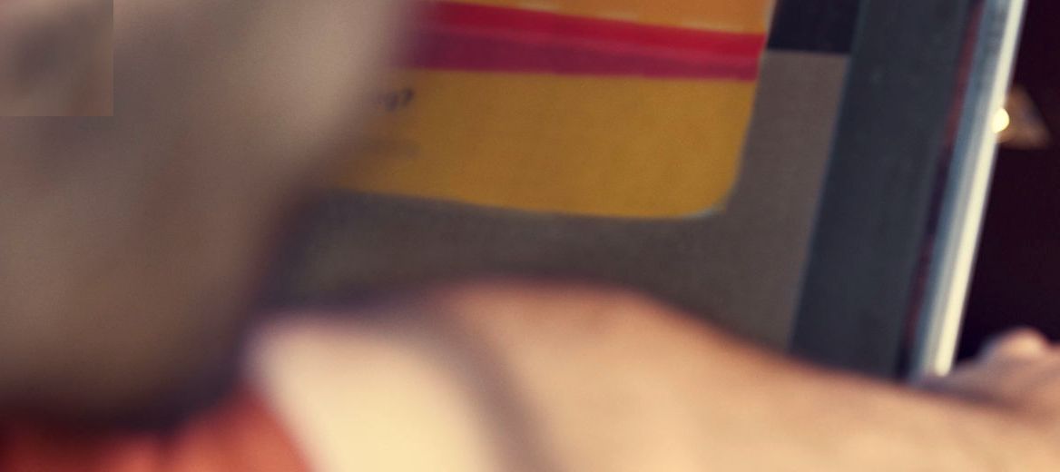 McDonald’s Mitarbeiter am Drive-In Schalter reicht männlichem Kunden seine Außer-Haus-Papiertüte